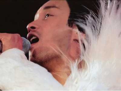 他穿深V露背装，和歌迷开黄色笑话，没被封号还引千万人点赞？